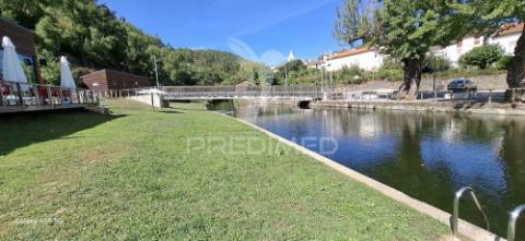 Vende moradia t2+1 e arrecadações,  em lomba, góis