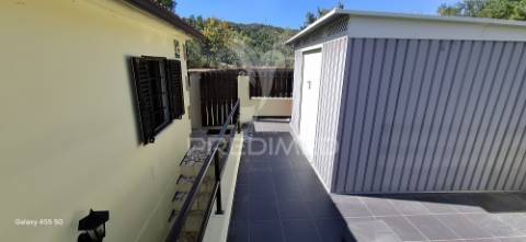 Vende moradia t2+1 e arrecadações,  em lomba, góis