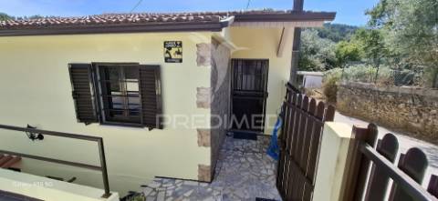 Vende moradia t2+1 e arrecadações,  em lomba, góis