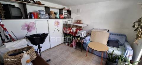 Vende moradia t2+1 e arrecadações,  em lomba, góis