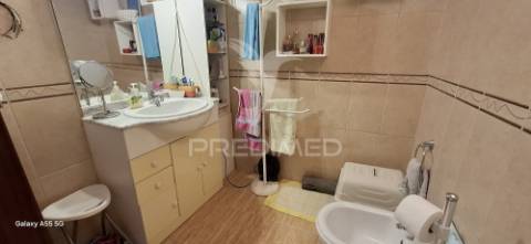 Vende moradia t2+1 e arrecadações,  em lomba, góis