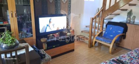 Vende moradia t2+1 e arrecadações,  em lomba, góis