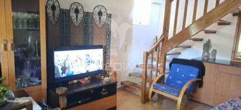 Vende moradia t2+1 e arrecadações,  em lomba, góis