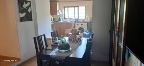 Vende moradia t2+1 e arrecadações,  em lomba, góis