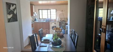 Vende moradia t2+1 e arrecadações,  em lomba, góis