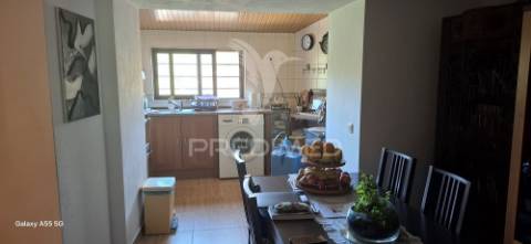 Vende moradia t2+1 e arrecadações,  em lomba, góis