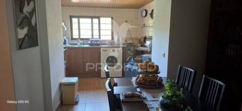 Vende moradia t2+1 e arrecadações,  em lomba, góis