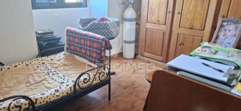 Vende moradia t2+1 e arrecadações,  em lomba, góis