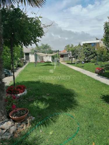 Moradia t5, com 3 pisos, terreno e anexos