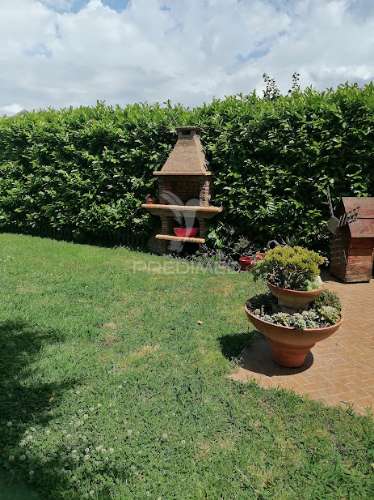 Moradia t5, com 3 pisos, terreno e anexos