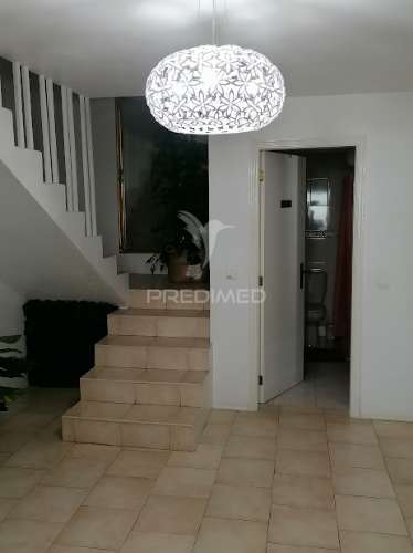 Moradia t5, com 3 pisos, terreno e anexos