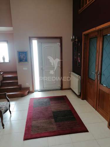 Moradia t5, com 3 pisos, terreno e anexos