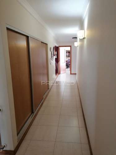 Moradia t5, com 3 pisos, terreno e anexos