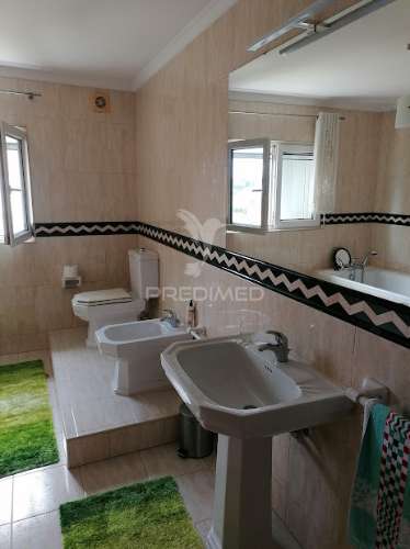 Moradia t5, com 3 pisos, terreno e anexos