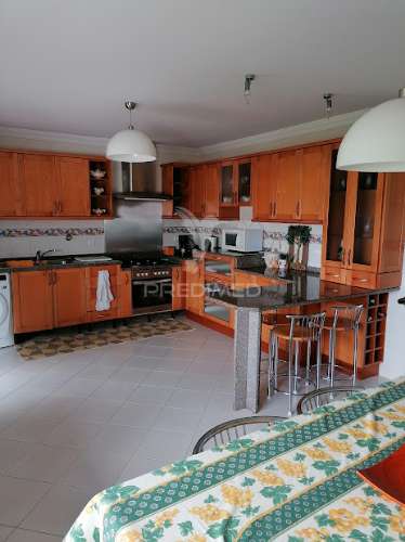 Moradia t5, com 3 pisos, terreno e anexos