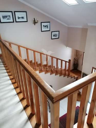 Moradia t5, com 3 pisos, terreno e anexos