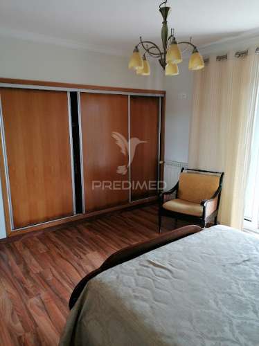 Moradia t5, com 3 pisos, terreno e anexos