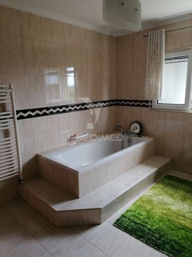 Moradia t5, com 3 pisos, terreno e anexos