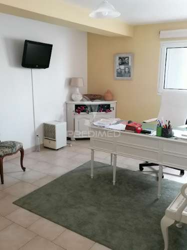 Moradia t5, com 3 pisos, terreno e anexos