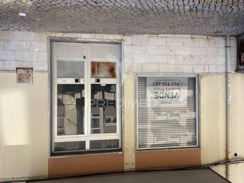 Loja comercial na rau aurélia de sousa, 12