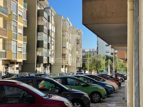 Loja comercial na rau aurélia de sousa, 12