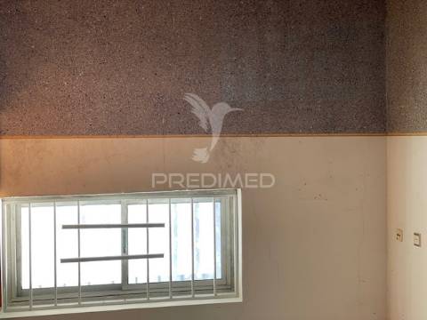 Loja comercial na rau aurélia de sousa, 12