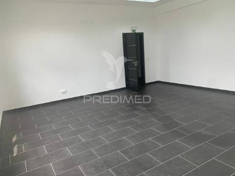 Escritórios amplos e espaçosos em évora