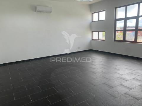 Escritórios amplos e espaçosos em évora