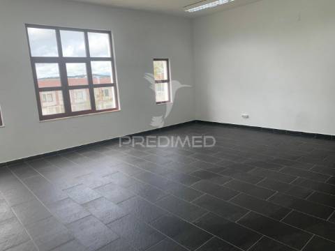 Escritórios amplos e espaçosos em évora