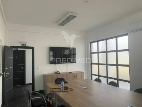 Escritórios amplos e espaçosos em évora