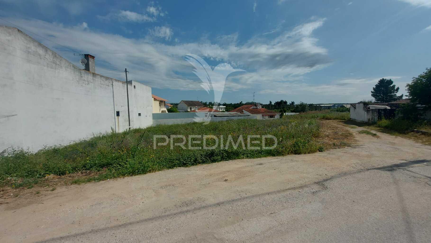 Lote de terreno urbano com 868 m2 em torres novas.