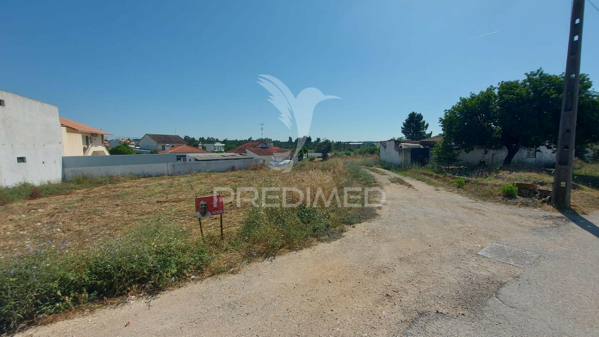 Lote de terreno urbano com 868 m2 em torres novas.