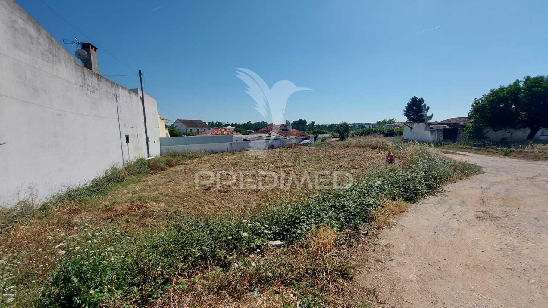 Lote de terreno urbano com 868 m2 em torres novas.