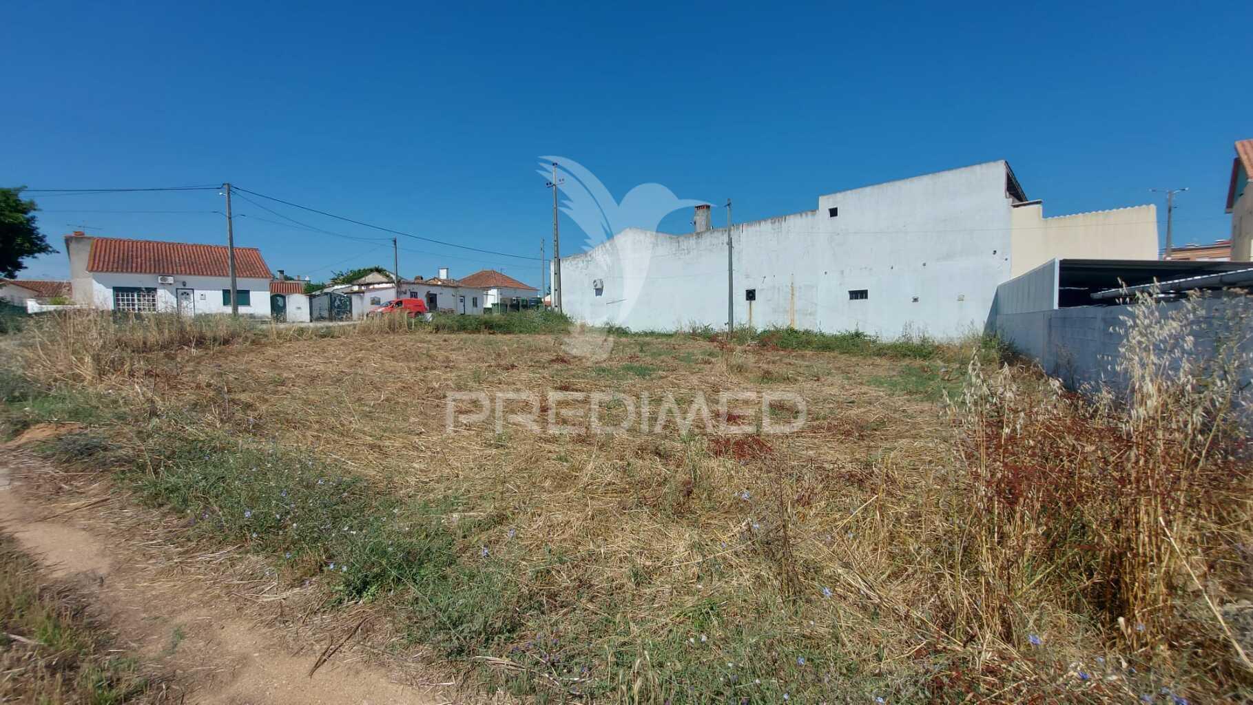 Lote de terreno urbano com 868 m2 em torres novas.