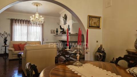 Moradia classica 4 quartos - recentemente remodelada