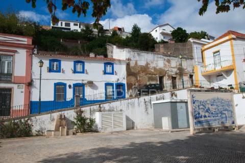 Terreno urbano com ruína no coração de alenquer