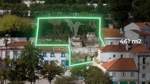 Terreno urbano com ruína no coração de alenquer