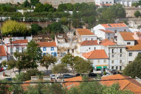 Terreno urbano com ruína no coração de alenquer