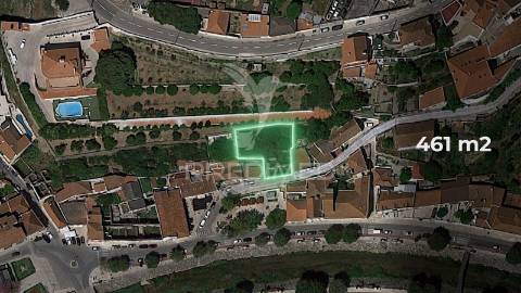 Terreno urbano com ruína no coração de alenquer