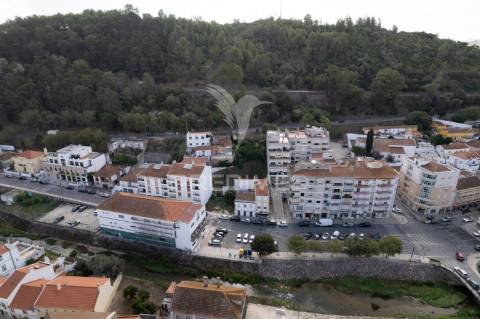 Terreno urbano com ruína no coração de alenquer