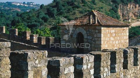 Terreno urbano com ruína no coração de alenquer