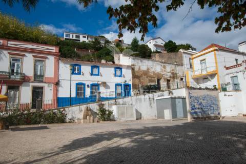 Terreno urbano com ruína no coração de alenquer