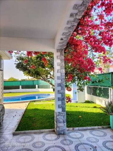 Moradia em banda  v4 com piscina na urb bela praia