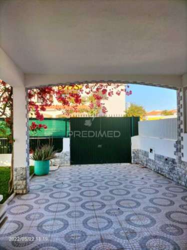 Moradia em banda  v4 com piscina na urb bela praia