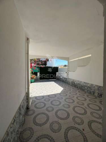 Moradia em banda  v4 com piscina na urb bela praia