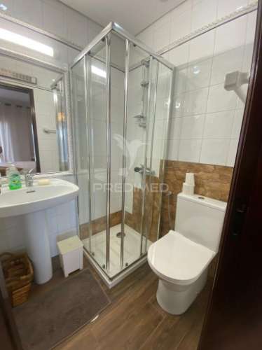 Moradia em banda  v4 com piscina na urb bela praia