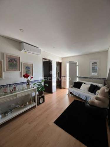 Moradia em banda  v4 com piscina na urb bela praia