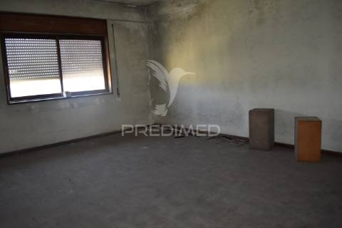 Prédio devoluto para reconstruir