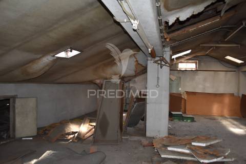 Prédio devoluto para reconstruir