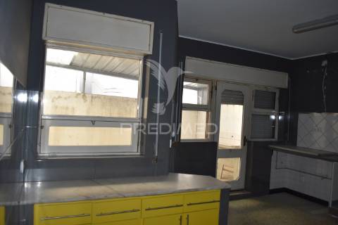 Prédio devoluto para reconstruir